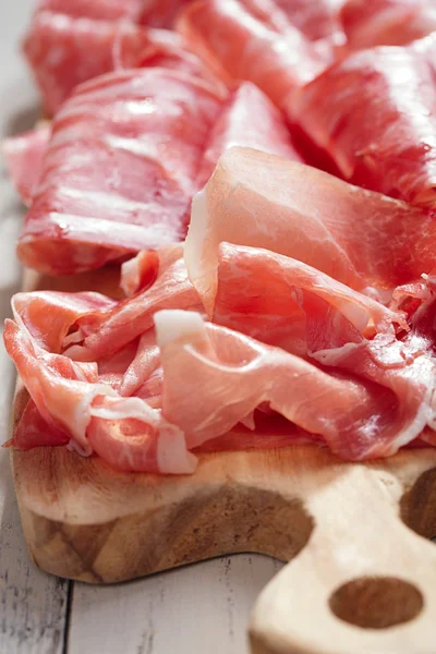 Platte mit Serrano Jamon gepökeltem Fleisch a — Stockfoto