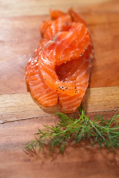 Geräucherte Lachsscheiben und Dill — Stockfoto