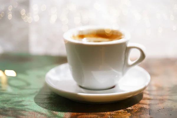 Taza de café espresso en mesa rústica con sol — Foto de Stock