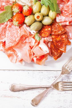 et, ciabatta, chorizo ve zeytin tabağı jamon serrano tedavi