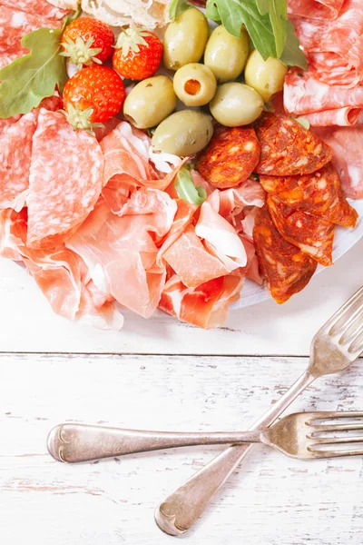 Platter of serrano jamon Cured Meat, Ciabatta, chorizo and olive — Stock Photo, Image