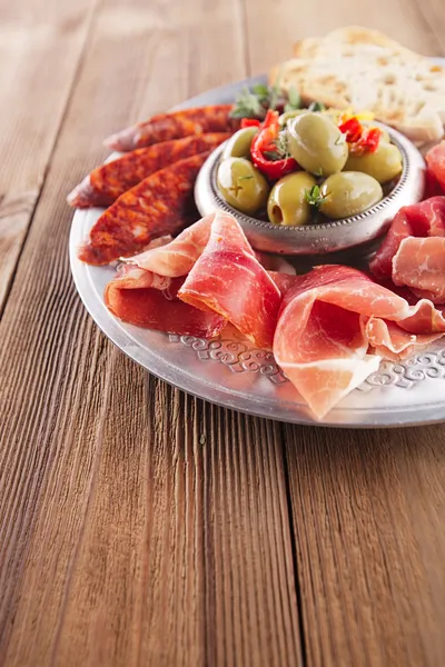 Prato de serrano jamon Carne curada, Ciabatta, chouriço e azeitona — Fotografia de Stock