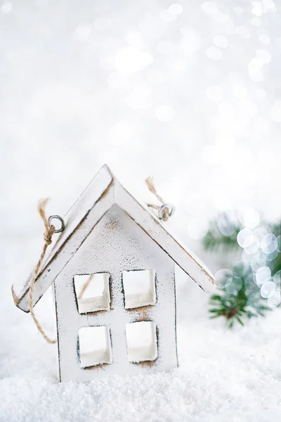 Maison en bois décoration de Noël sur fond de neige blanche — Photo