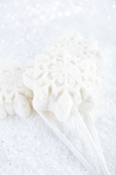 Marshmallow lolly snöflinga på vita festliga bakrund — Stockfoto