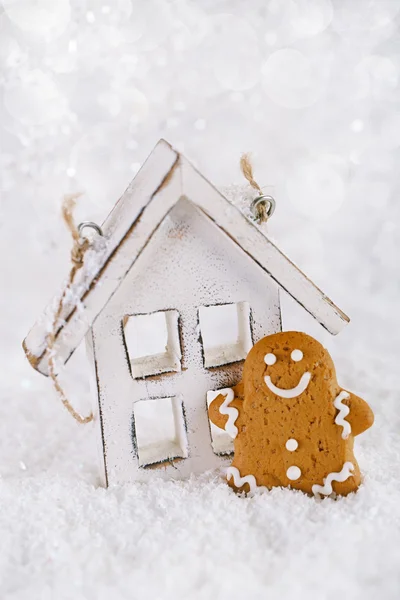 El hombre del pan de jengibre y la casa de madera en una nieve navideña festiva —  Fotos de Stock
