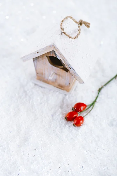 Trä fågel hus Juldekoration på vit snö bakgrund — Stockfoto