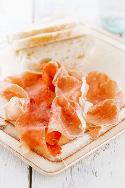 Tallrik av serrano jamon botade kött och ciabatta — Stockfoto