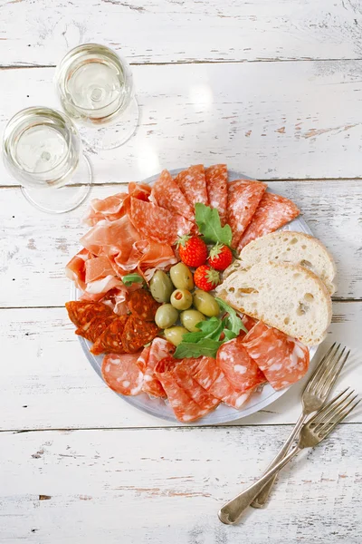 Platter of serrano jamon Cured Meat, Ciabatta, chorizo and olives — Stock Photo, Image