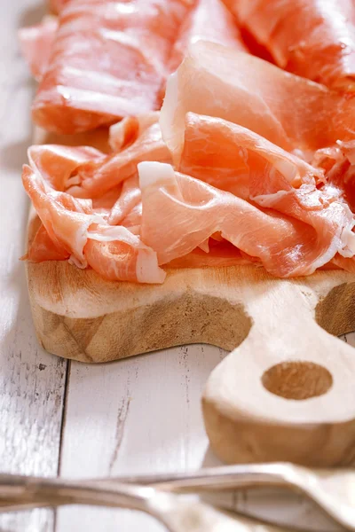 Tallrik av serrano jamon botade kött — Stockfoto