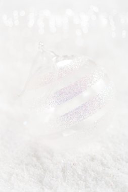 şeffaf cam top christmas dekorasyon kar beyaz zemin üzerine