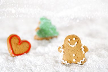 Zencefilli kurabiye adam ve neşeli Noel kar arka plan ağaç