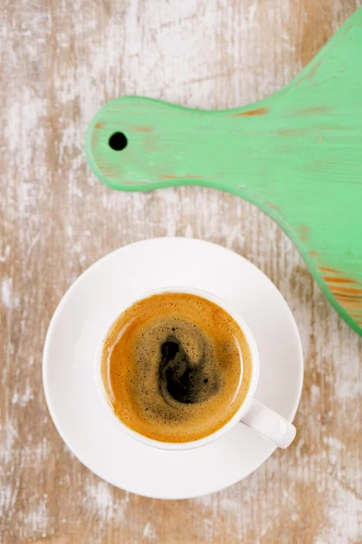 Café expresso et plateau vert sur une vieille table rustique — Photo