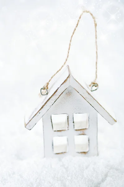 Casa de madeira decoração de natal no fundo de neve branca — Fotografia de Stock