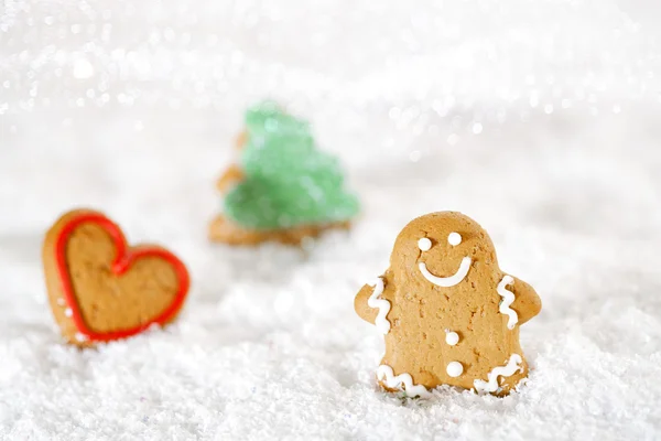 Pain d'épice homme et arbre sur un fond de neige de Noël festive — Photo