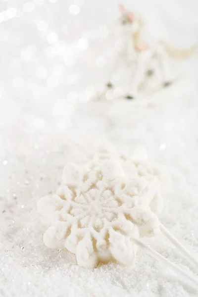 Malvavisco lolly copo de nieve en el fondo festivo blanco —  Fotos de Stock