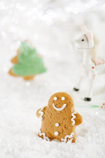 Homem de gengibre e árvore em um fundo festivo de neve de Natal — Fotografia de Stock