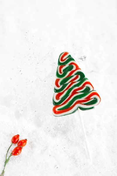 Lolly del árbol de Navidad en un fondo de nieve navideño festivo —  Fotos de Stock