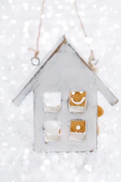 ジンジャーブレッド人とお祝いクリスマス雪の木造の家 — ストック写真