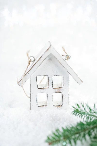 Wooden house christmas decoration on white snow background — Stock Photo, Image