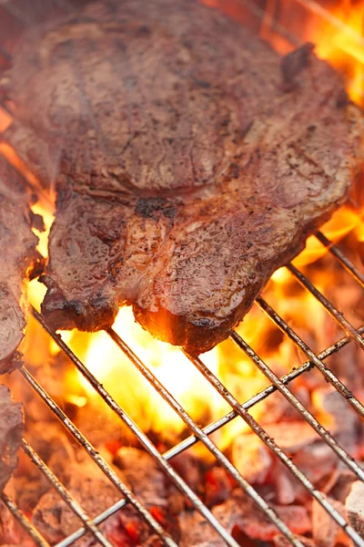 Carne de la comida - bistec de carne de costilla en partido barbacoa de verano parrilla wi —  Fotos de Stock