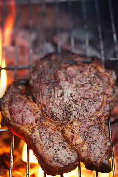 Viande - côtes levées steak de boeuf sur le barbecue d'été partie wi — Photo