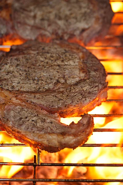 Jedzenie mięsa - rib eye stek wołowy na letnie grillowanie partia grill wi — Zdjęcie stockowe