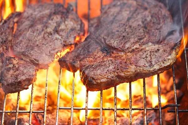 Eten vlees - rib eye biefstuk op partij zomer barbecue grill wi — Stockfoto