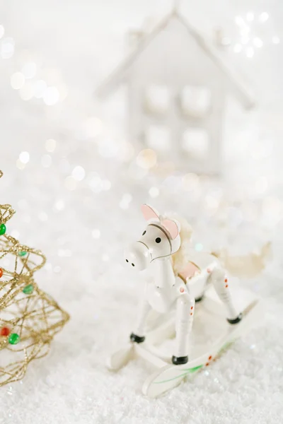 Paard Kerstdecoratie op witte sneeuw achtergrond — Stockfoto