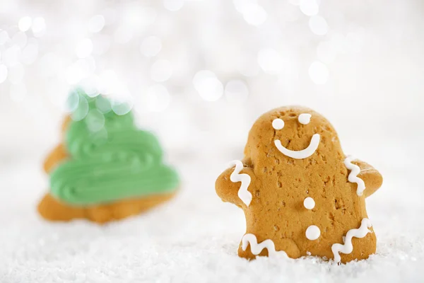 Zencefilli kurabiye adam ve neşeli Noel kar arka plan ağaç — Stok fotoğraf