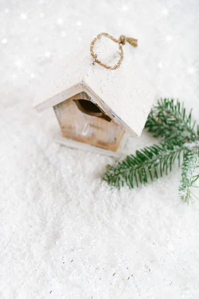 Holz Vogel Haus Weihnachtsdekoration auf weißem Schnee Hintergrund — Stockfoto