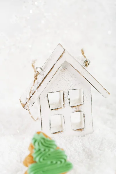 Wooden house christmas decoration on white snow background — Stock Photo, Image