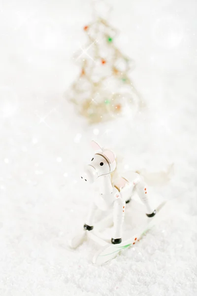 Cavalo decoração de Natal no fundo de neve branca — Fotografia de Stock