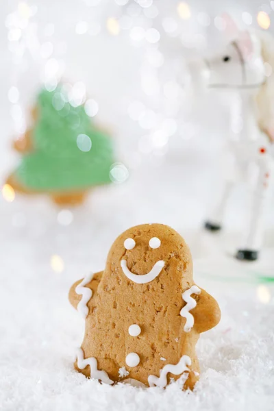 Gingerbread man and tree on a festive Christmas snow background — Stock Photo, Image