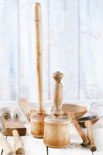 Mashers utensílios de cozinha retro na mesa de madeira velha em st rústico — Fotografia de Stock