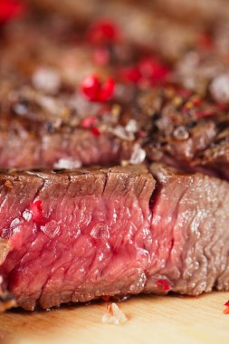 dana biftek ahşap tahta ve masa