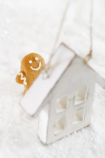 Gingerbread man and wooden house on a festive Christmas snow — Stock Photo, Image
