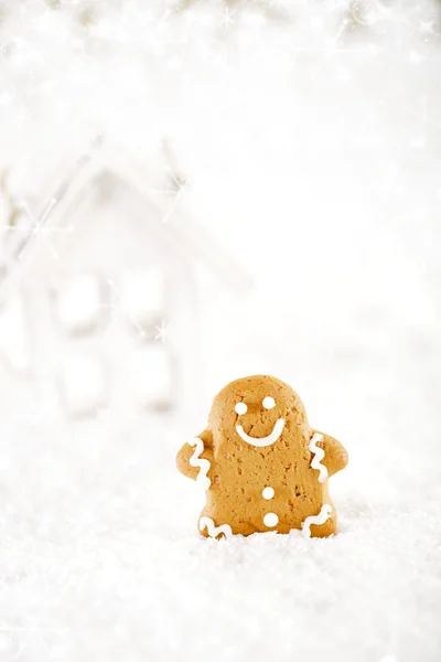 El hombre del pan de jengibre y la casa de madera en una nieve navideña festiva — Foto de Stock