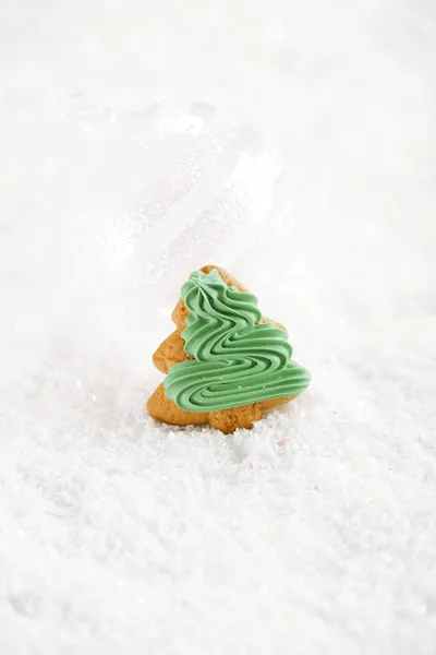 Árbol de jengibre en un fondo de nieve navideño festivo, bonito po —  Fotos de Stock