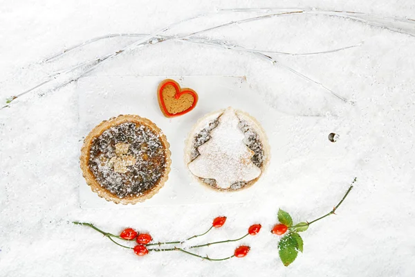 Tarta de Navidad con picadillo y tarta con mazapán —  Fotos de Stock