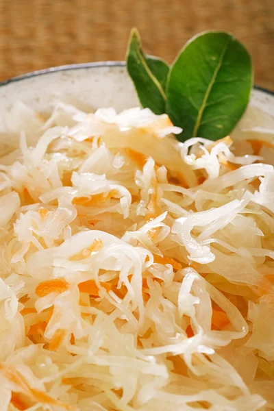 酸菜-酸白菜-搪瓷碗与海湾叶子 — 图库照片