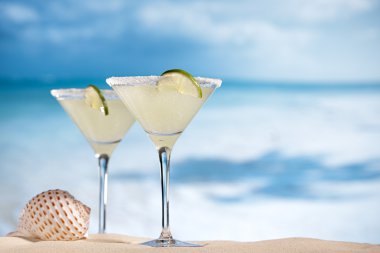 Margarita beach, mavi deniz ve gökyüzü arka plan üzerinde kokteyl