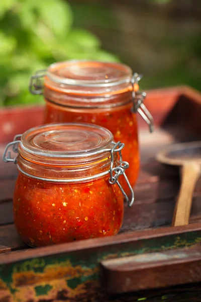 Vaso di salsa di pomodoro piccante classica fatta in casa — Foto Stock