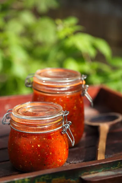 Sklenice domácí klasický pikantní tomatovou salsou — Stock fotografie