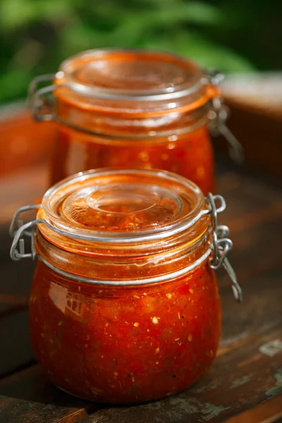 Vaso di salsa di pomodoro piccante classica fatta in casa — Foto Stock