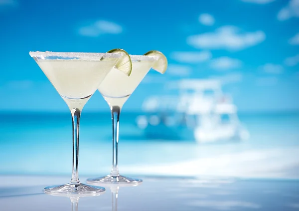 Cocktail margarita sulla spiaggia, mare azzurro e sfondo cielo — Foto Stock