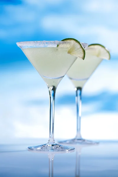 Margarita cocktail on beach, blue sea and sky background — Stock Photo, Image