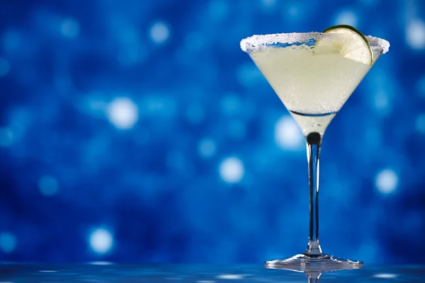 Margarita cocktail op sterren glitter donker blauwe achtergrond — Stockfoto