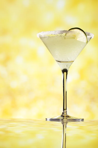 Margarita cocktail glitter golden background — Stock Photo, Image