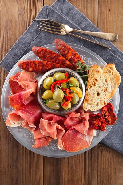 Et, ciabatta, chorizo ve zeytin tabağı jamon serrano tedavi — Stok fotoğraf