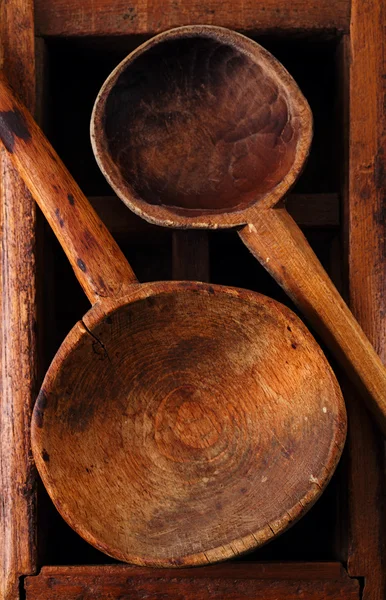 Retro utensílios de cozinha colher de madeira na caixa de madeira velha em rústico s — Fotografia de Stock